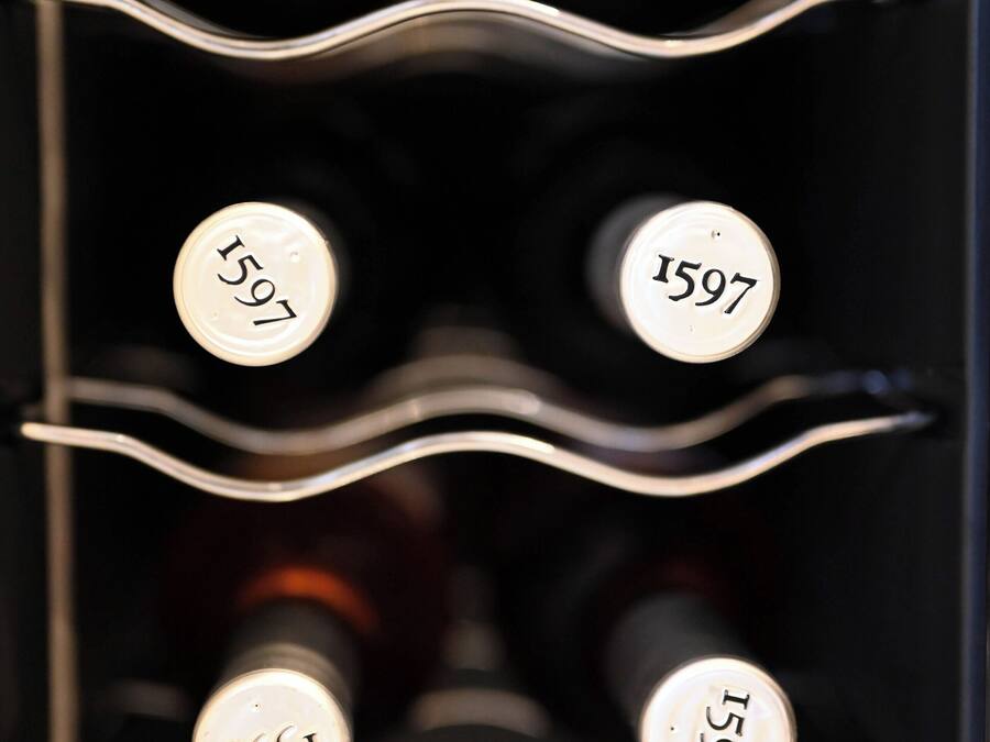 Un porte-bouteilles où les bouteilles sont étiquetées avec des numéros.