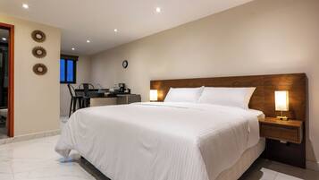 Studio Suite | Seprai antialergi, busa memori, minibar, dan brankas