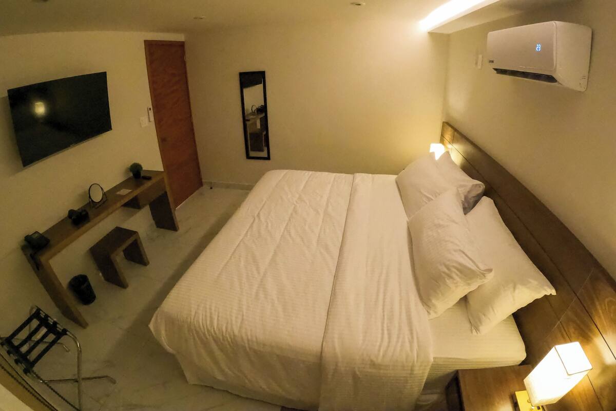Two Bedroom Deluxe Suite | 埃及棉床单、高档床上用品、羽绒被、记忆海绵床垫