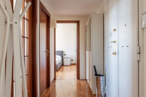 1 slaapkamer, een strijkplank/strijkijzer, wifi, beddengoed