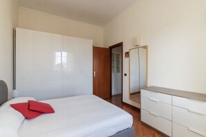 1 bedroom, desk, iron/ironing board, WiFi