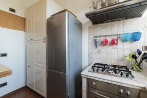 Een koelkast, een microgolfoven, een oven, een kookplaat