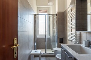 Ducha, secador de pelo, bidet, toallas
