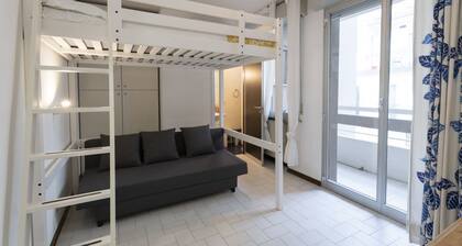 Comfortable 28 sqm studio apartment, ideal for 2 people, located on the first floor of a renovated building with elevator (3 stairs to access it). The accommodation is located in a quiet residential area, about 50 meters from the beach.A 2-minute walk aw