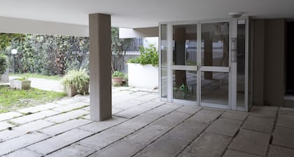 GuestHost - Comfortable 28 sqm studio apartment, ideal for 2 people, located on the first floor of a renovated building with elevator (3 stairs to access it). The accommodation is located in a quiet residential area, about 50 meters from the beach.A 2-mi