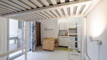 Réfrigérateur, micro-ondes, plaque de cuisson, grille-pain