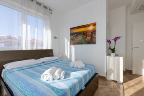2 bedrooms, desk, iron/ironing board, WiFi