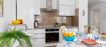 Seaside Apartment with swimming pool and parking