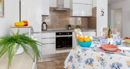 Seaside Apartment with swimming pool and parking