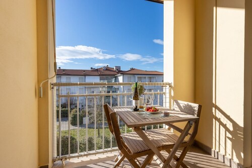 Seaside Apartment with swimming pool and parking