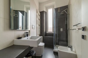 Een douche, een haardroger, een bidet, handdoeken