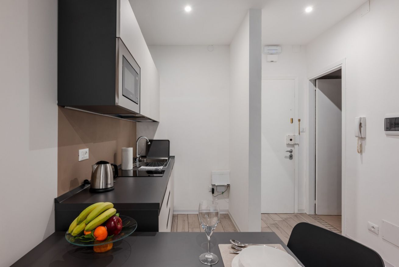 Frigorifero, microonde, piano cottura