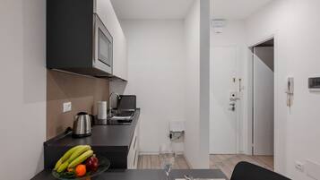 Frigorifero, microonde, piano cottura