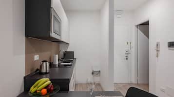 Kühlschrank, Mikrowelle, Herdplatte