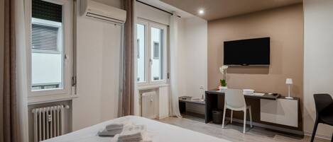 Iron/ironing board, WiFi, bed sheets