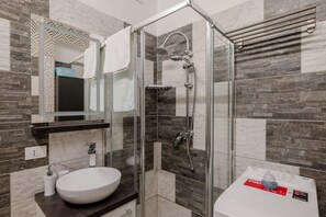 Dusche, Haartrockner, Bidet, Handtücher