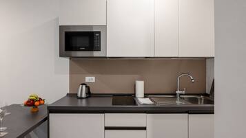 Frigorifero, microonde, piano cottura