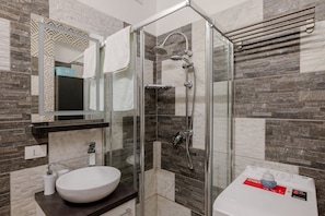 Shower, hair dryer, bidet, towels
