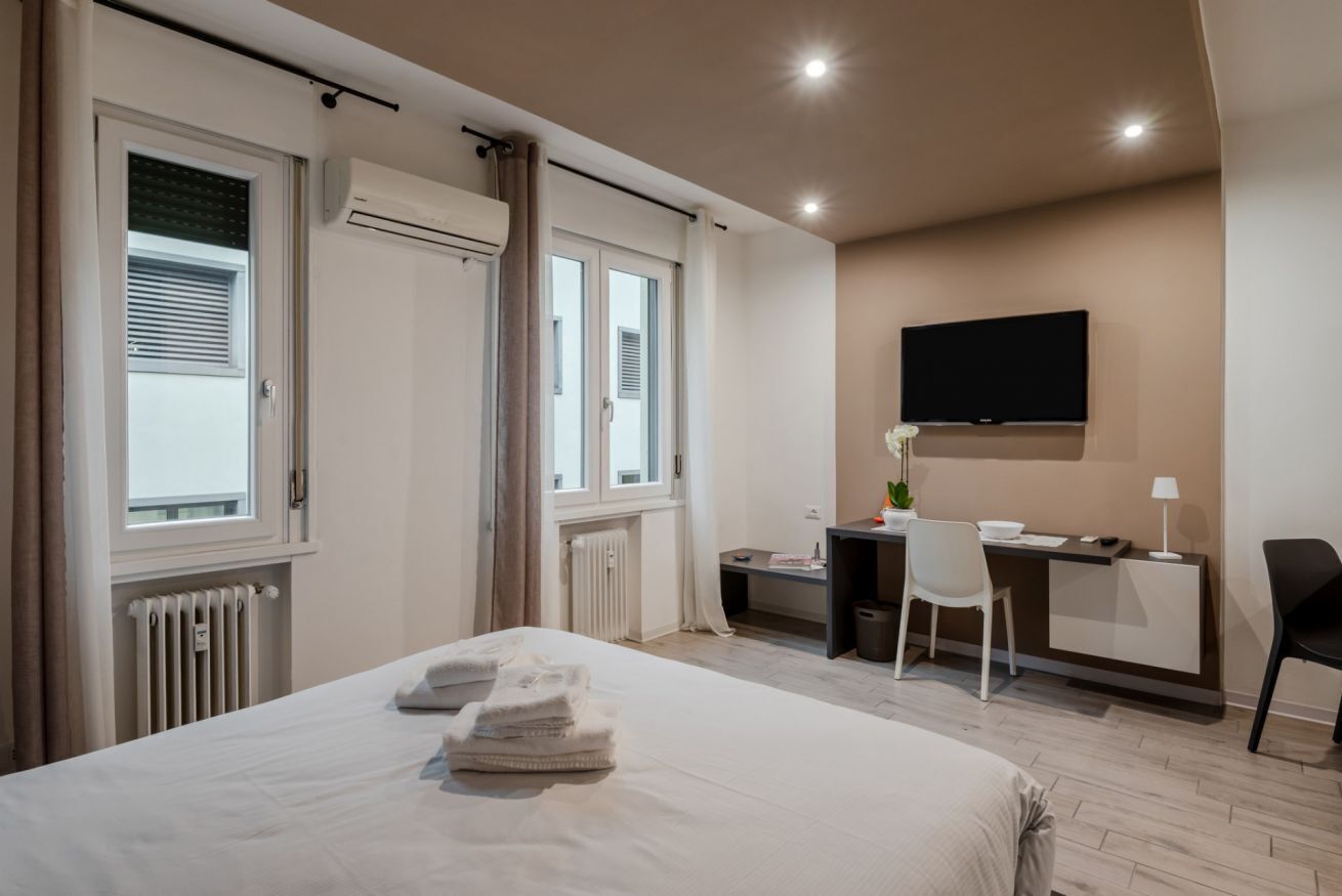 Tabla de planchar con plancha, wifi y ropa de cama 