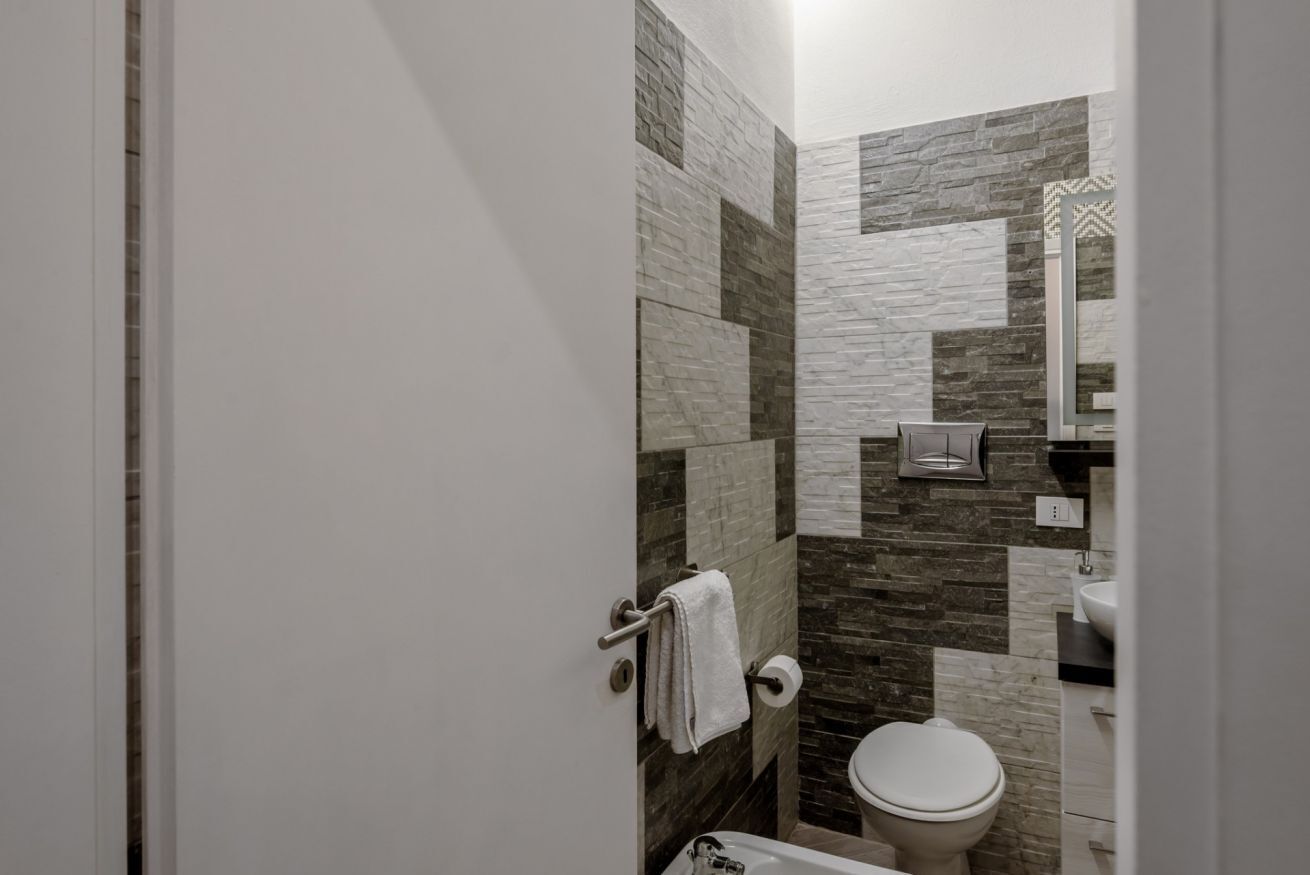 Douche, sèche-cheveux, bidet, serviettes fournies