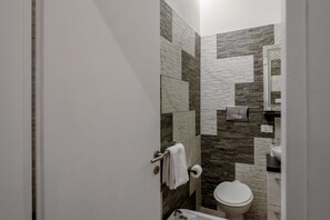 Een douche, een haardroger, een bidet, handdoeken