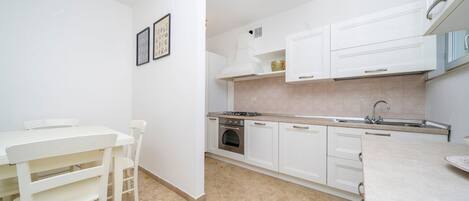 Jääkaappi, uuni, liesi, astianpesukone