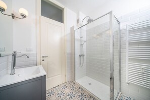 Dusche, Haartrockner, Bidet, Handtücher