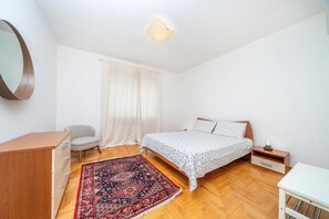 1 habitación, tabla de planchar con plancha, wifi y ropa de cama