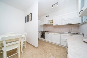 Fridge, oven, stovetop, dishwasher