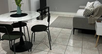 Apartment in Toronto, cozy two bedroom in the heart of East York