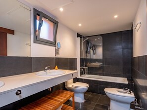 Douche, sèche-cheveux, serviettes fournies