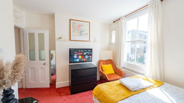 2 bedrooms, desk, iron/ironing board, free WiFi