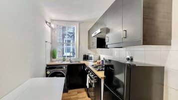 Jääkaappi, mikroaaltouuni, uuni, liesi