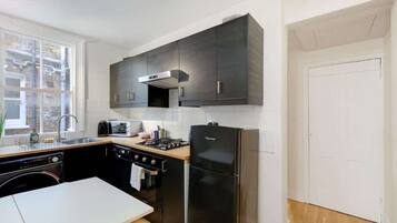 Jääkaappi, mikroaaltouuni, uuni, liesi