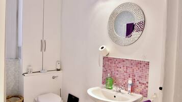 Asciugamani, sapone, carta igienica