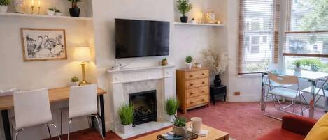 Smart TV, chimenea y oficina