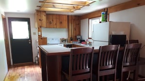 Microwave, oven, stovetop - Lake view Cottage. Private location only a few steps to water access (Val-des-Monts)