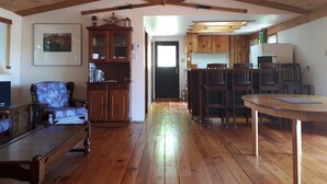 Interior - Lake view Cottage. Private location only a few steps to water access (Val-des-Monts)