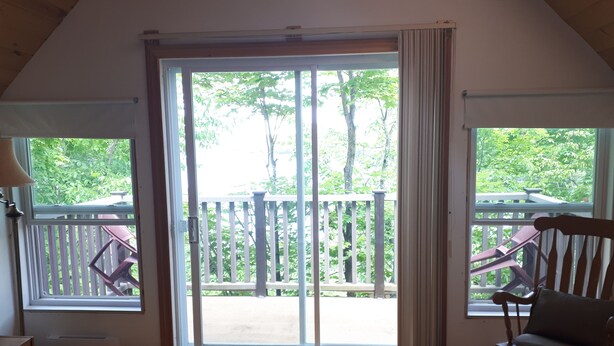 3 bedrooms, WiFi, bed sheets - Lake view Cottage. Private location only a few steps to water access (Val-des-Monts)