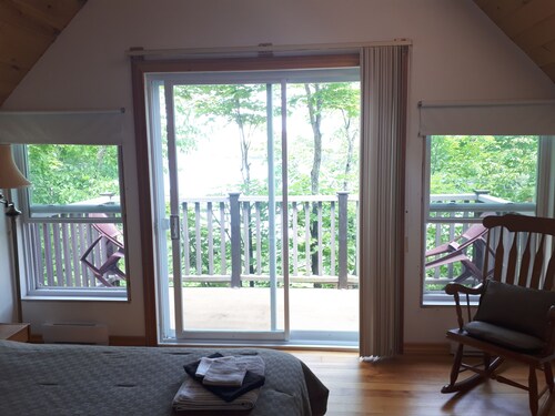 Lake view Cottage. Private location only a few steps to water access