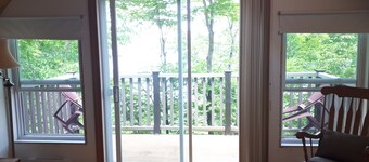 Lake view Cottage. Private location only a few steps to water access