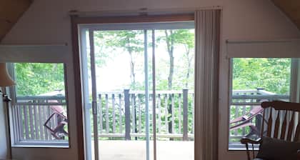 Lake view Cottage. Private location only a few steps to water access