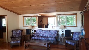 Interior - Lake view Cottage. Private location only a few steps to water access (Val-des-Monts)