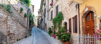 Cozy 1-bedroom retreat in Spello with charming décor and historic beauty!