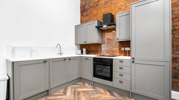 Ugn, spishäll, brödrost och grytor/köksredskap