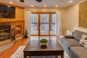 TV, fireplace - Deer Park-Shuttle-Amenities- Fireplace (Woodstock)