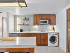 Kjøleskap, mikrobølgeovn, ovn og kokeplater