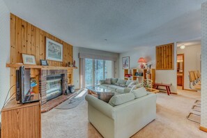 TV, fireplace - Two bedroom in United States of America, Lincoln (Lincoln)