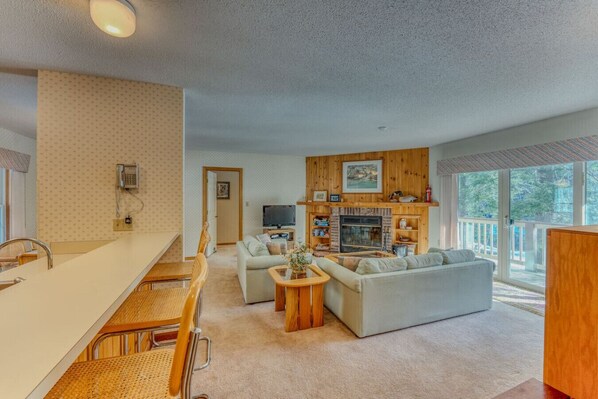 TV, fireplace