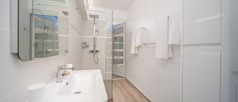 Douche, sĂšche-cheveux, serviettes fournies, savon